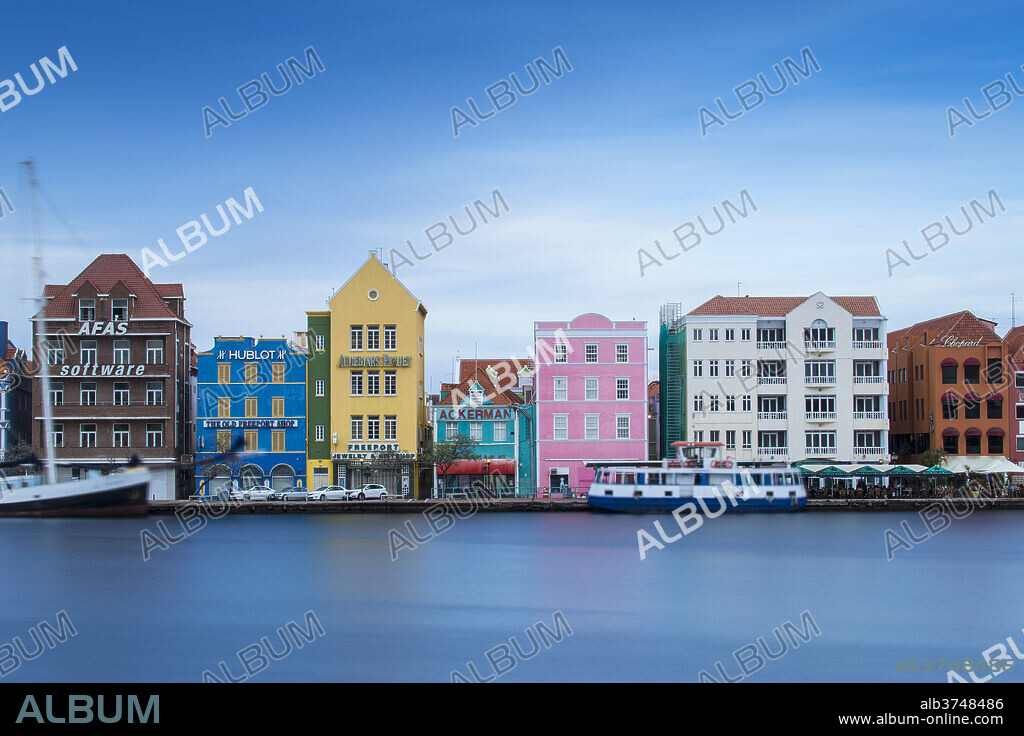 View of St. Anna Bay looking towards colonial merchant houses lining Handelskade along Punda's waterfront, UNESCO World Heritage Site, Willemstad, Curacao, West Indies, Lesser Antilles, former Netherlands Antilles, Caribbean, Central America.
