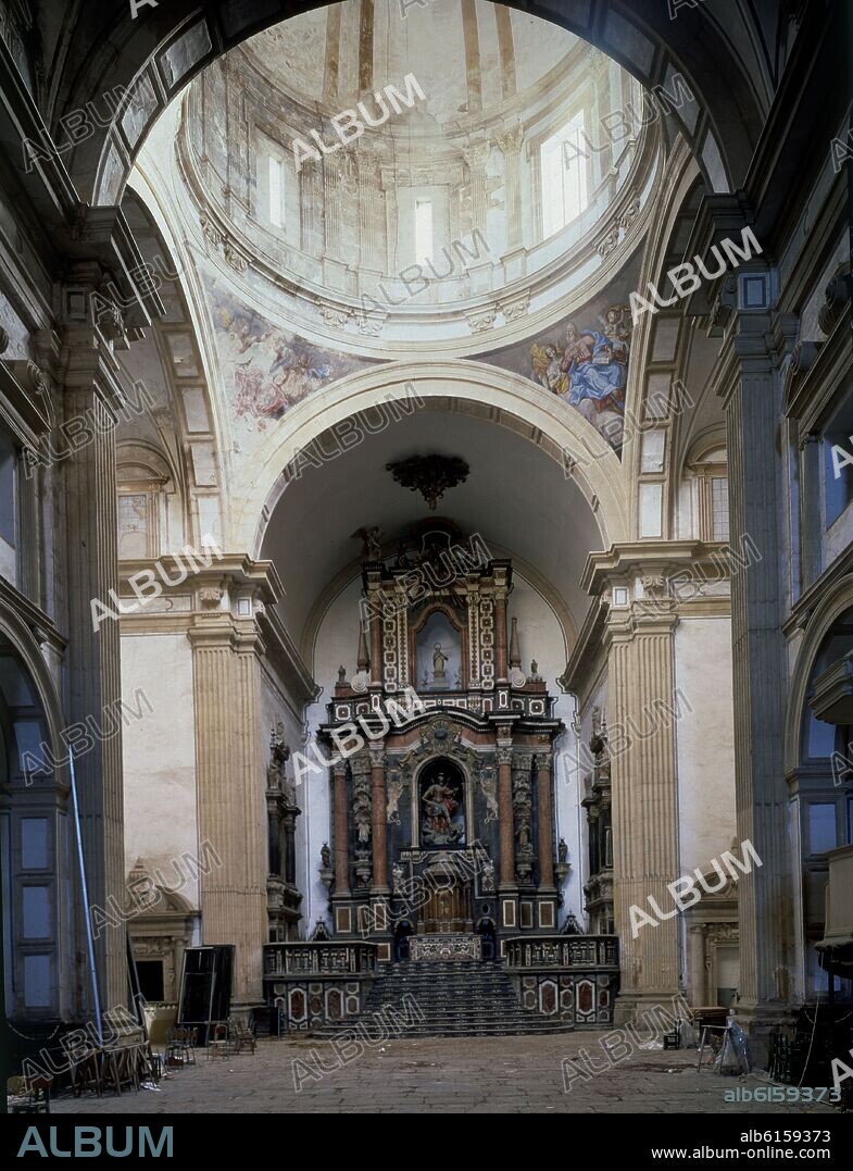 JOSÉ CAVALLER. INTERIOR DE LA IGLESIA DE SAN MIGUEL DE LOS REYES CON EL RETABLO DE SAN MIGUEL AL FONDO.