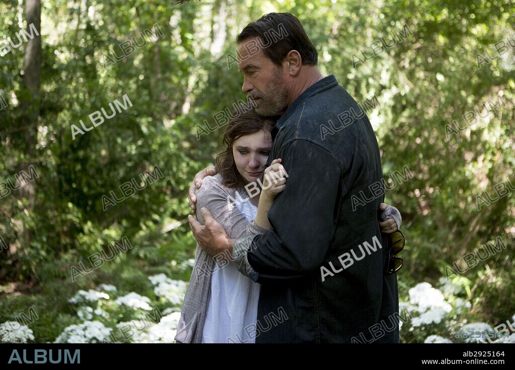 ABIGAIL BRESLIN and ARNOLD SCHWARZENEGGER in MAGGIE, 2015, directed by HENRY HOBSON. Copyright LIONSGATE.