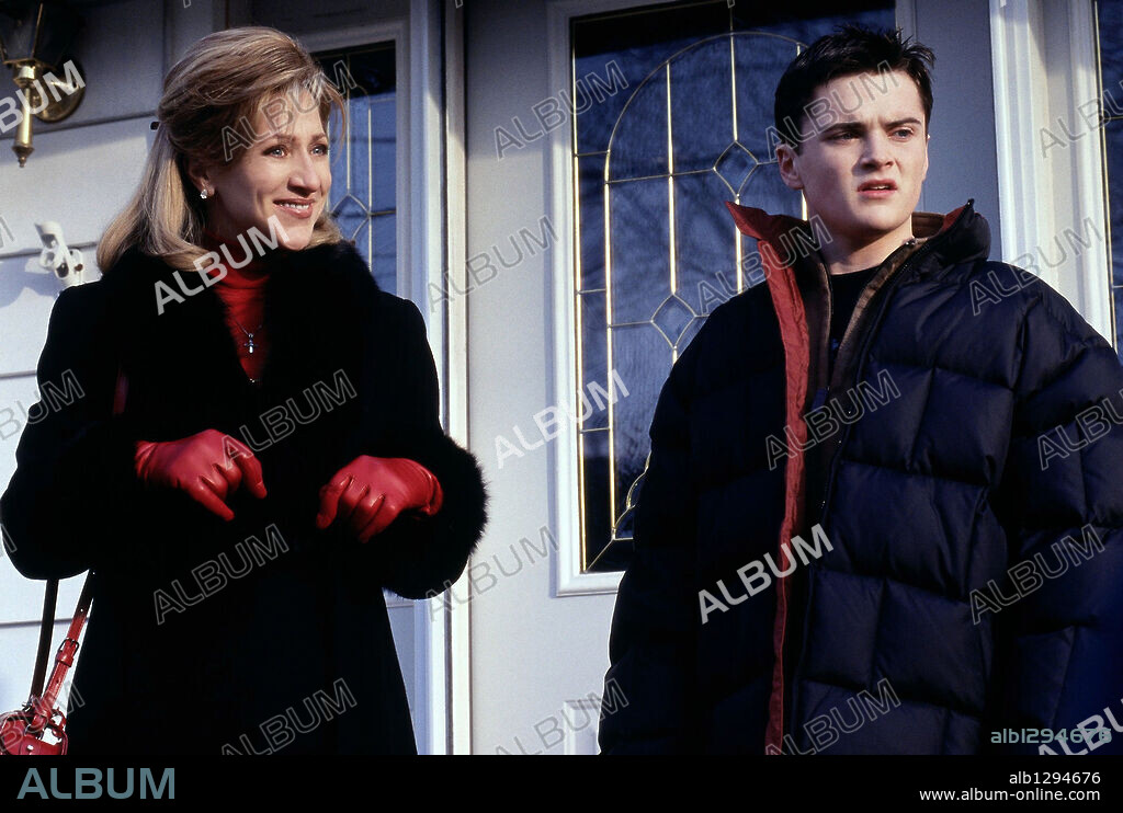 EDIE FALCO and ROBERT ILER in THE SOPRANO, 1999, directed by ALLEN COULTER and TIMOTHY VAN PATTEN. Copyright HOME BOX OFFICE.