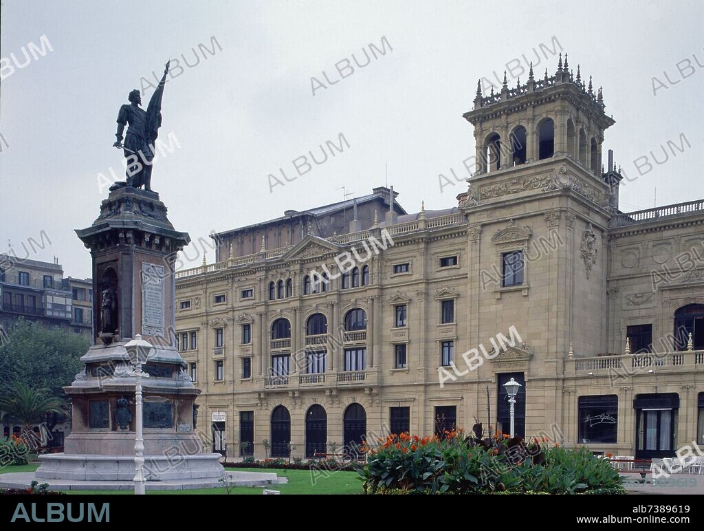 URCOLA FRANCISCO. TEATRO VICTORIA EUGENIA - 1912 - ESTATUA DEL ALMIRANTE ANTONIO DE OQUENDO REALIZADA POR MARCIAL AGUIRRE LAZCANO EN 1894.