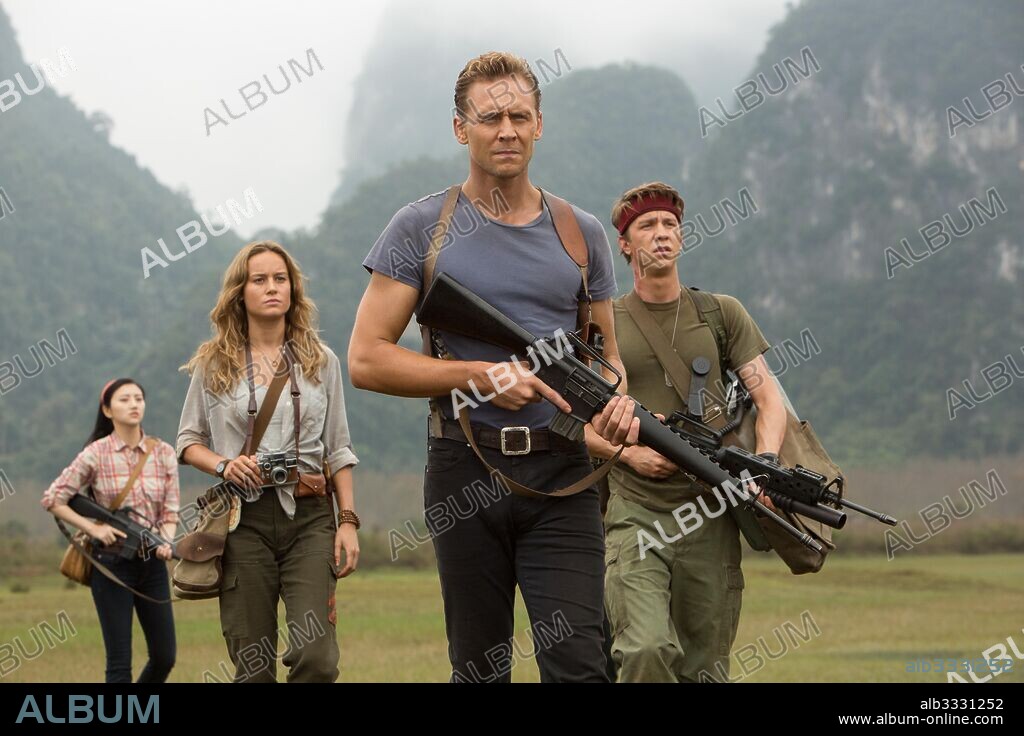 BRIE LARSON, MANN, TIAN JING und TOM HIDDLESTON in KONG: SKULL ISLAND, 2017, unter der Regie von JORDAN VOGT-ROBERTS. Copyright Village Roadshow Pictures/Legendary Pictures/Warner Bros. / VALITUTTI, VINCE.