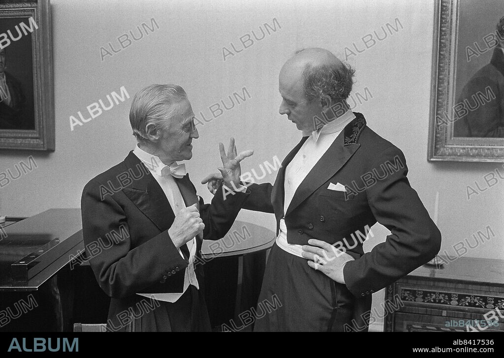 STOCKHOLM 1972-11-27. Kompositören och gitarristen Nils Larsson, alias Banjo-Lasse (tv), visar sitt skadade finger för tonsättaren, violinisten och pedagogen Sven-Erik Bäck. Kungliga Musikaliska akademien har medalj- och prisutdelning, Larsson får akademiens medalj och Bäck ett musikpris på 45 000 kr.. Foto: Sven-Erik Sjöberg / DN / SCANPIX / Kod: 53 **SVD OUT**.