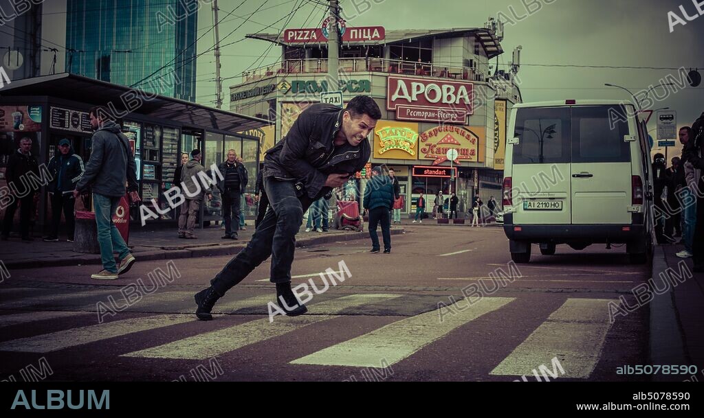 SCOTT ADKINS en EL LEGADO DE LAS MENTIRAS, 2020 (LEGACY OF LIES), dirigida por ADRIAN BOL. Copyright 13 Films/Eager Films B.V./Film Polska Production/Legacy Films/Principal Film Finance/Sarke Studio/To.