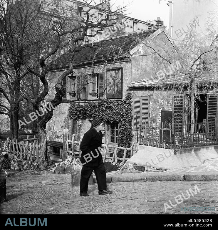 Paris (France), Le Lapin Agile. "Le Lapin Agile" cabaret, Rue des Saules, corner of Rue Saint Vincent (Montmartre). Photo, 1940. From a series: Vieilles maisons historiques.