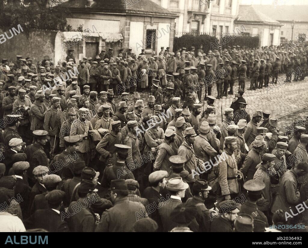 Guerra mundial 1914-1918. Prisioneros alemanes capturados por los ingleses son conducidos a un puerto para su traslado a Inglaterra. Año 1914.