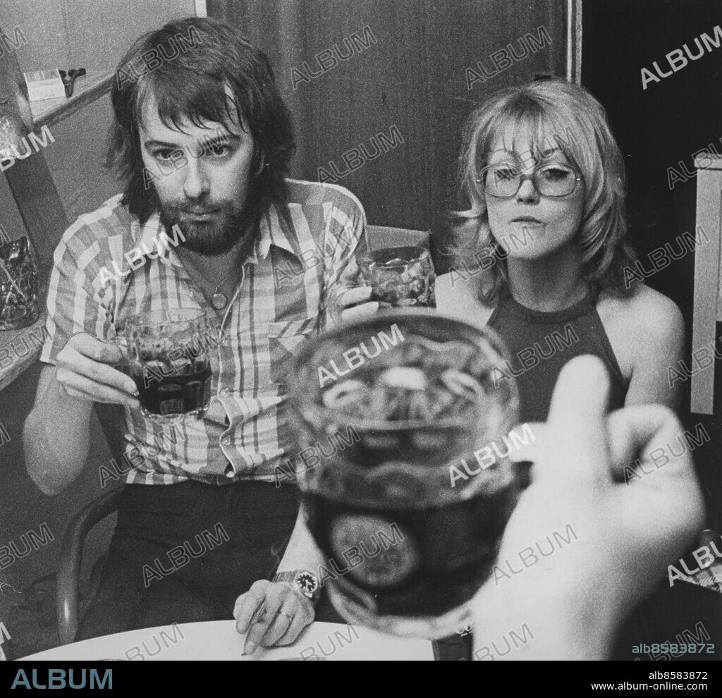 GÖTEBORG omkring 1971.. Popgruppen Tages backstage, kalas med öl och flickor - Tommy Blom med okänd dam. *** Local Caption *** GP - Foto: Leif Åkerström / Kamerareportage / TT / Kod: 2524.