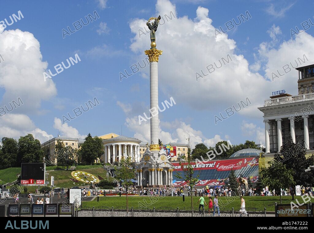 UCRANIA. KIEV (KYIV). Capital de la ciudad. Estatua de la Madre Ucrania, en lo alto de la Columma de la Independiencia, ubicada en el centro de la Plaza de la Independencia (Maidan Nesaleshnosti). Europa oriental.