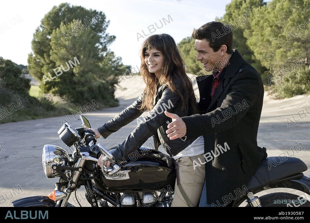 CLARA LAGO y MARIO CASAS en TENGO GANAS DE TI, 2012, dirigida por FERNANDO GONZALEZ MOLINA. Copyright ANTENA 3 FILMS/ZETA AUDIOVISUAL.