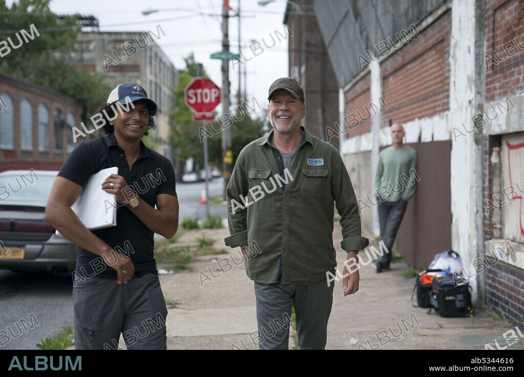 BRUCE WILLIS et M. NIGHT SHYAMALAN dans GLASS, 2019, réalisé par M. NIGHT SHYAMALAN. Copyright UNIVERSAL.