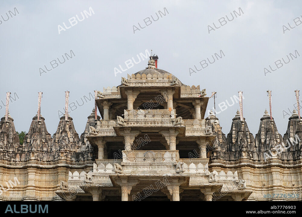 Le site de Ranakpur regroupe plusieurs temples et il fait partie des cinq pèlerinages majeurs du jaïnisme. Le temple principal, celui d'Adinath, a été commandé par un riche marchand, Dharna Sah, au XVe siècle. Ranakpur. Rajasthan. Inde.