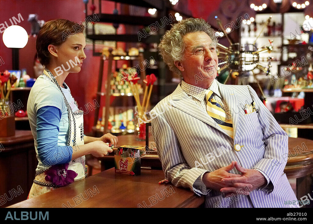 DUSTIN HOFFMAN and NATALIE PORTMAN in MR. MAGORIUM'S WONDER EMPORIUM, 2007, directed by ZACH HELM. Copyright MANDATE PICTURES/FILMCOLONY/WALDEN MEDIA/GANG OF TWO PRODUCT.