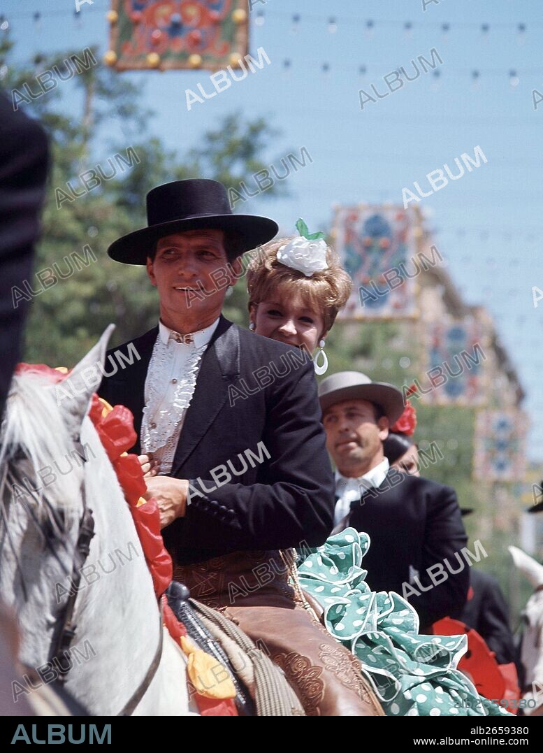 ANGEL PERALTA  REJONEADOR ESPAÑOL .PUEBLA DEL RIO 1926 -   FOTO EN LA FERIA DE SEVILLA , AÑO 1970 , LLEVANDO A LA GRUPA A MARISOL.