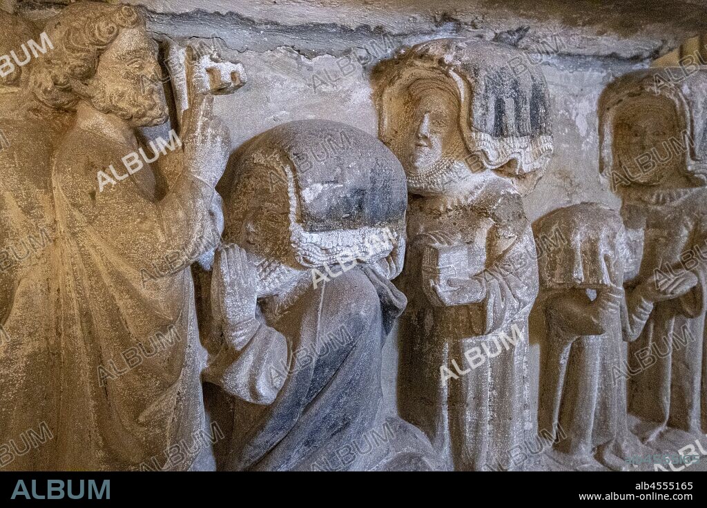 Sepulcro de Urraca Díaz de Haro, sala capitular, siglo XII, Monasterio de Santa María de San Salvador de Cañas, Cañas, La Rioja, Spain.