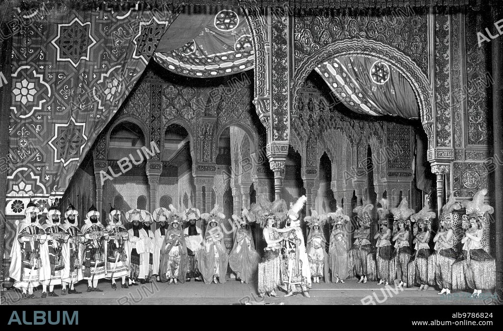 Febrero 1923. Madrid. En el teatro Apolo.
Una escena de la revista en tres Actos "la tierra de Carmen" original de Paso, Primelles y Borras, Musica de los Maestros Valverde y Luna.
(foto Larregla).