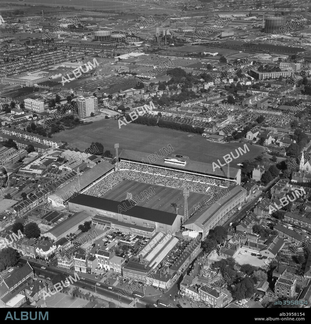 White Hart Lane football ground, Tottenham, London, 1966. Photographed in September 1966 on the occasion of a match between Tottenham Hotspur and Manchester United. Spurs won 2-1 with goals from Alan Gilzean and Jimmy Greaves.