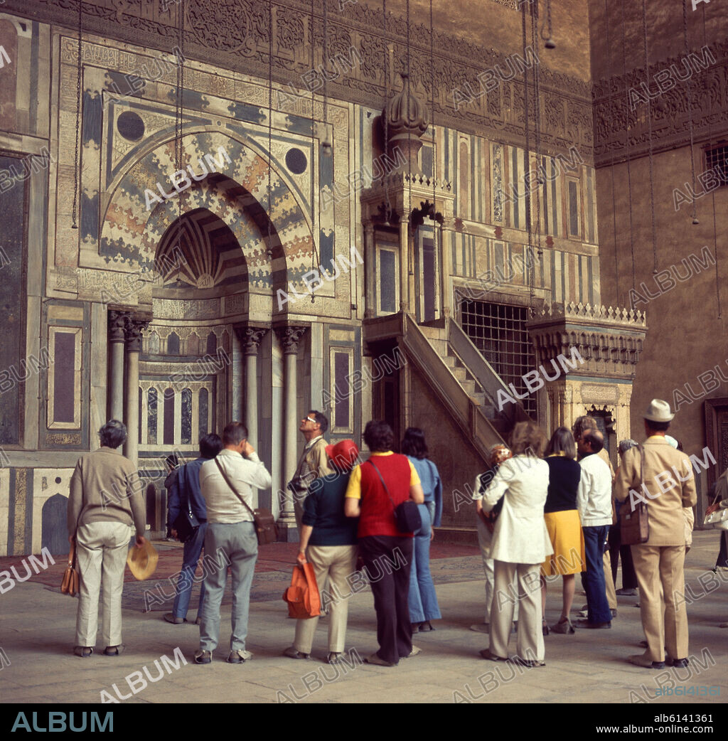 MIHRAB Y MIMBAR CON TURISTAS DELANTE - FOTO AÑOS 70.