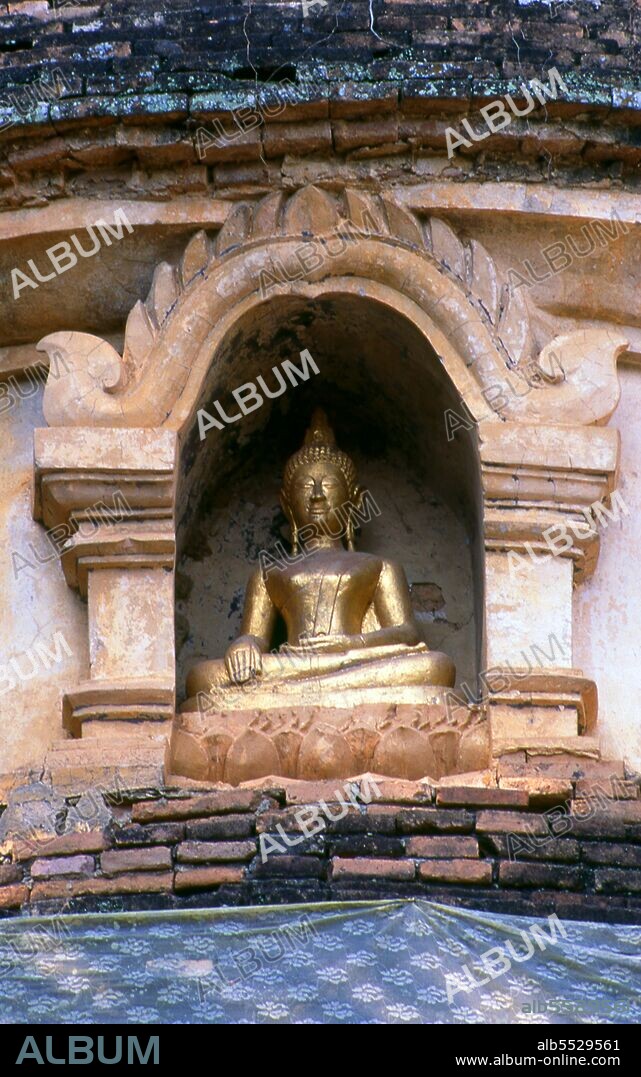 In 1487 the King Tilokarat, 9th of the Mangrai monarchs, died, leaving the throne to his grandson, King Yot Chiang Rai (1487-95). According to the Yonok Chronicle, during Yot Chiang Rai’s reign, an itinerant monk was wandering through the forest area between Chiang Mai City and Doi Suthep when he saw miraculous rays of light emanating from the ground beneath a large, old tree. On learning of this, King Yot Chiang Rai was curious, and set out on elephant back to investigate, vowing: ‘if there are sacred relics to be found, and I am fortunate enough to become a patron of Buddhism, then let the elephant stop where the relics are buried’. In time the elephant did stop, and a container ‘in Chiang Saen style’ was unearthed, containing a tooth thought to be that of the Buddha. Yot Chiang Rai venerated the relic and held a great religious celebration at which the tooth ‘shone with a radiance like the moon at the start of the lunar month’. It was then placed in a gold reliquary, and installed in a chedi that was constructed at the place where it had been found. This marked the foundation of Wat Rampoeng Tapotharam. In 1974, Phrakhru Pipatkanapibarn, the abbot of Wat Muang Mang in Chiang Mai’s Haiya District, decided to establish a meditation centre at Wat Rampoeng. It has remained an internationally recognised meditation centre ever since.