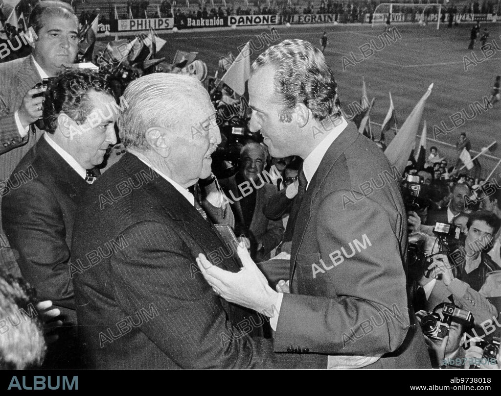 Madrid, 19/04/1978. El Rey Juan Carlos impone la Medalla de Oro del Mérito Deportivo a Santiago Bernabéu, en el palco presidencial de su estadio, momentos de la final de la Copa del entre el F.C. Barcelona y el U.D. Las Palmas.