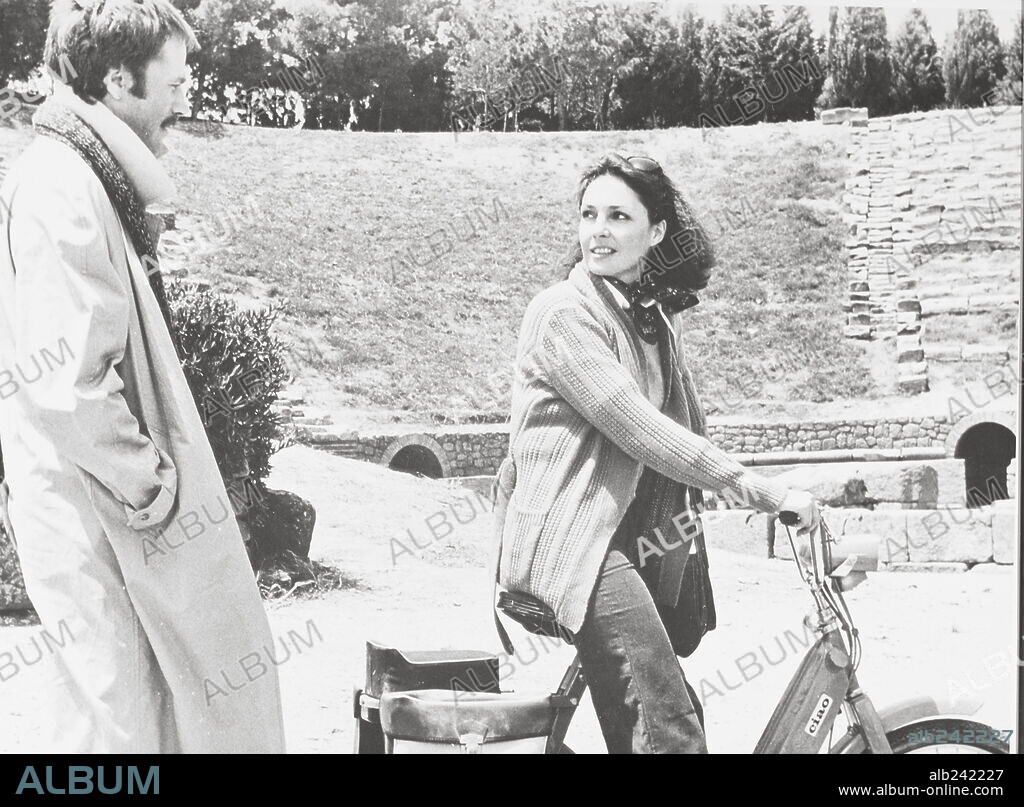 FRANCO NERO and JENNIFER O'NEILL in THE FLOWER IN HIS MOUTH, 1975 (GENTE DI RISPETTO).