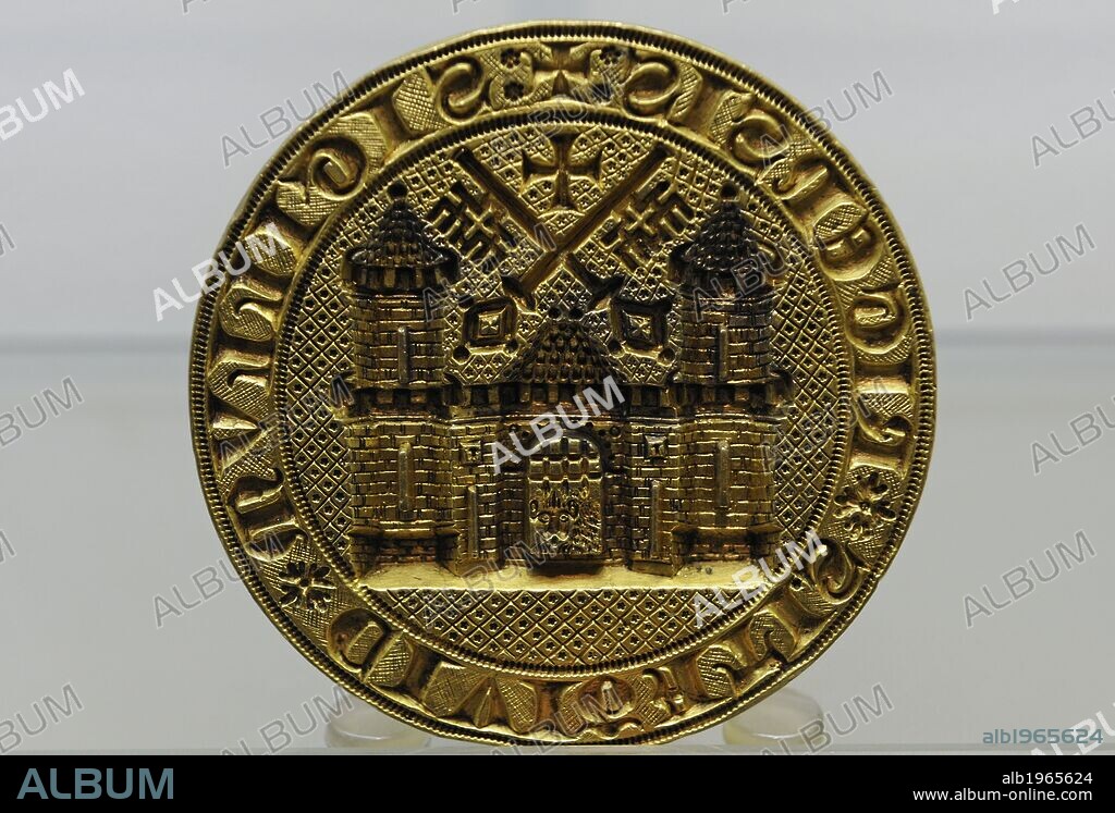 ARTE. EDAD MEDIA. LETONIA. EUROPA. GRAN SELLO DE RIGA, CON EL ESCUDO DE LA CIUDAD, 1332. Escudo compuesto por: La muralla de la ciudad. Encima, las dos llaves de San Pedro, que simbolizan la obediencia al papado. Encima de las mismas, la cruz de los Hermanos de la Espada o de Malta, relacionados con los Templarios. Museo de la Historia y la Navegación. Riga. Letonia.