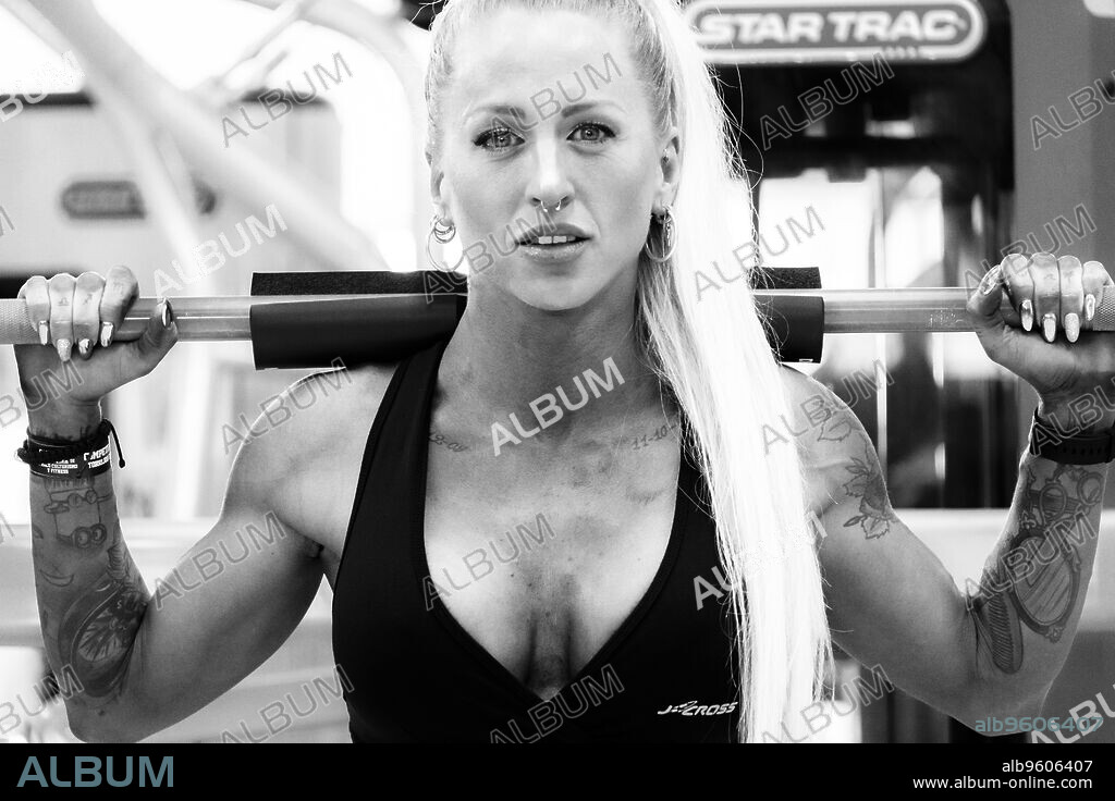 mujer entrenando en un gimnasio de maquinas, llucmajor, Mallorca.