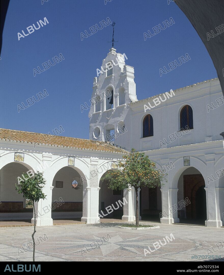 ATRIO CON NARANJOS Y CAMPANARIO ESPADANA.