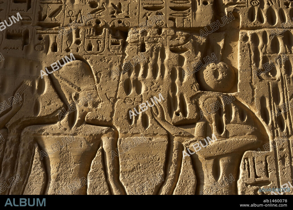 ARTE EGIPCIO. EGIPTO. "TEMPLO FUNERARIO DE RAMSES III" (1187-1156 a. C.). Relieve con la representacióm del Faraón Ramses III ante el dios de la guerra MONTU (cabeza halcón, disco solar y tecado con dos plumas). IMPERIO NUEVO (1550-1069 a. C.). XX dinastía. Medinet Habu. Egipto.