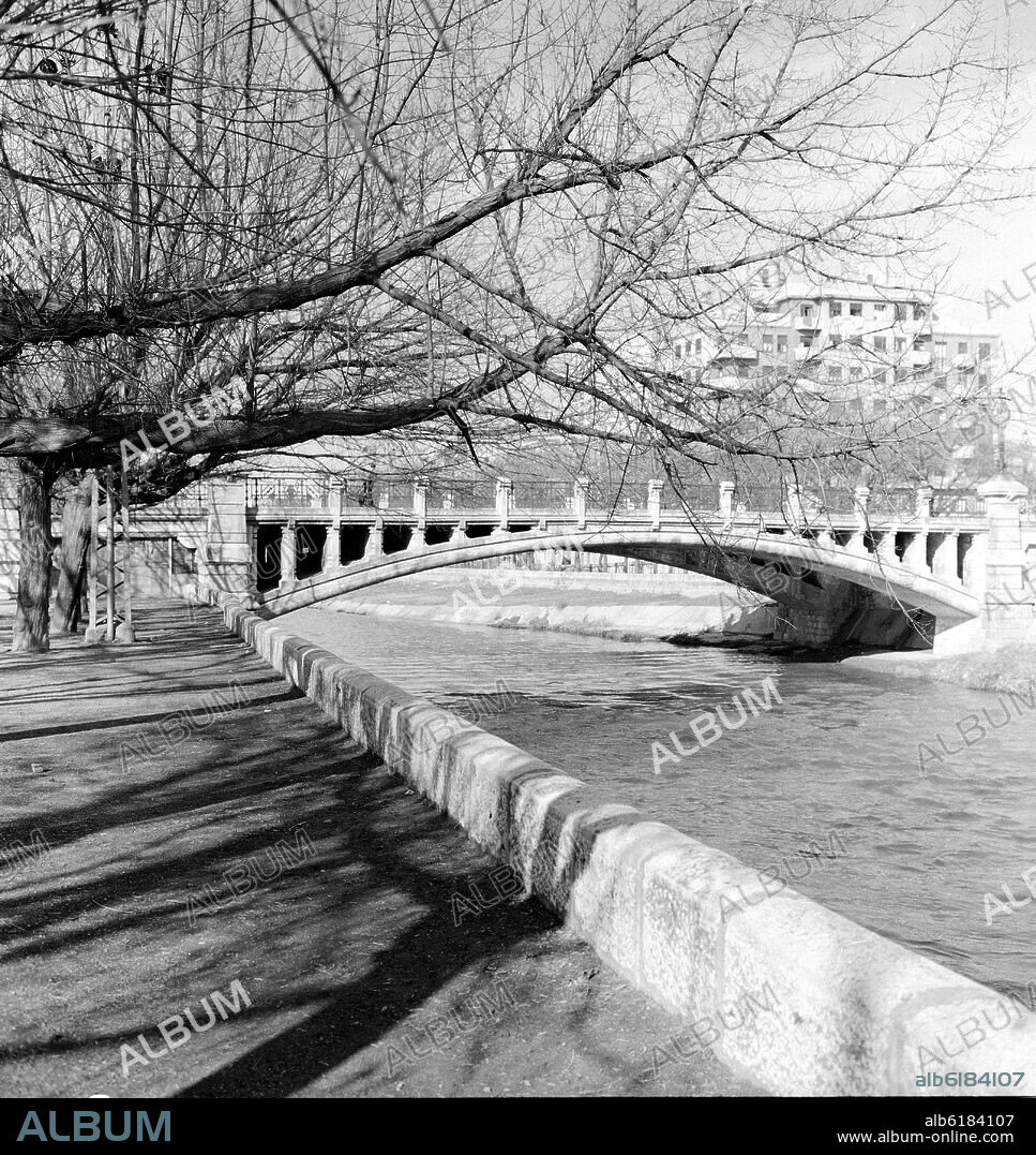 JOSE EUGENIO RIBERA (1884-1936). PUENTE DE LA REINA VICTORIA SOBRE EL RIO MANZANARES REALIZADO EN 1909 - FOTOGRAFIA EN BLANCO Y NEGRO - AÑOS 60.