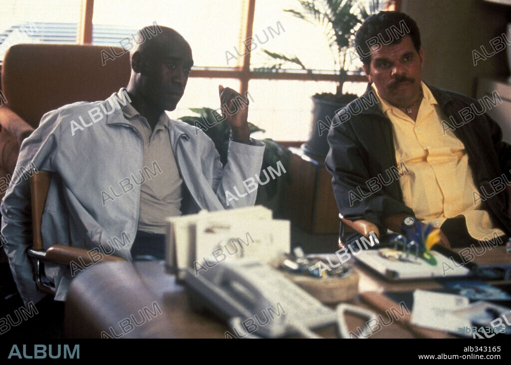 DON CHEADLE and LUIS GUZMAN in TRAFFIC, 2000, directed by STEVEN SODERBERGH. Copyright INITIAL ENTERTAINMENT GROUP / MARSHAK, BOB.