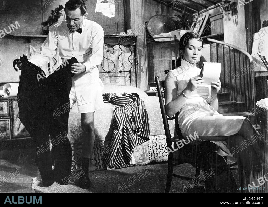 NANCY KWAN and WILLIAM HOLDEN in THE WORLD OF SUZIE WONG, 1960, directed by RICHARD QUINE. Copyright PARAMOUNT PICTURES.