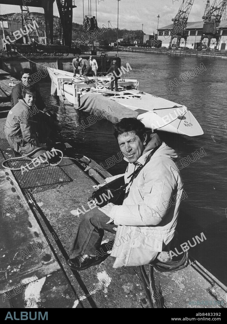 GÖTEBORG 1977-04-20.. Pelle Petterson tittar på när "Sverige" lyfts ner i sjön - Lindholmshamnen, Hisingen. *** Local Caption *** GT Foto: Leif Jacobsson / Kamerareportage / TT / Kod: 2524.