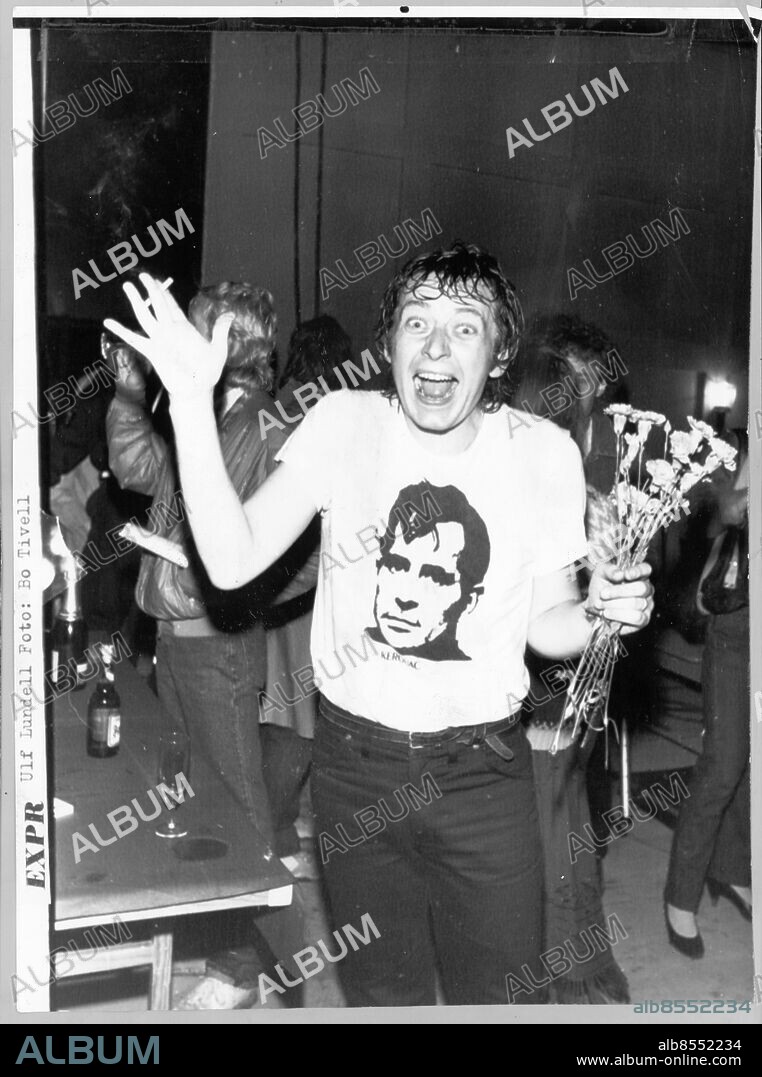 KÄR OCH GALEN - TURNÉPREMIÄREN I ÖREBRO 30 JUNI 1982, OCH STARTSKOTTET FÖR DET SOM SKULLE BLI ULF LUNDELLS STÖRSTA KARRIÄR- FRAMGÅNG BREDVID JACK . TURNÉN RYMDE SÅNGER FRÅN KOMMANDE HÖSTPLATTAN KÄR OCH GALEN . BLAND DEM FANNS NYA FAVORITER SOM I KVINNORS ÖGON , NÄR JAG KYSSER HAVET OCH SÅ EN LITEN VISA KALLAD ÖPPNA LANDSKAP . PLATTAN SÅLDE NÄRA 300 000 EXEMPLAR.. FOTO: BO TIVELL CODE: 52. COPYRIGHT SCANPIX SWEDEN.