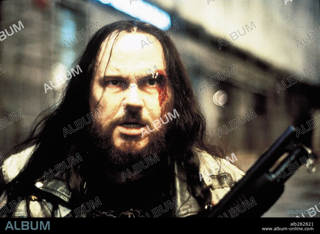 SANTIAGO SEGURA en EL DIA DE LA BESTIA, 1995, dirigida por ALEX DE LA IGLESIA. Copyright SOGETEL.