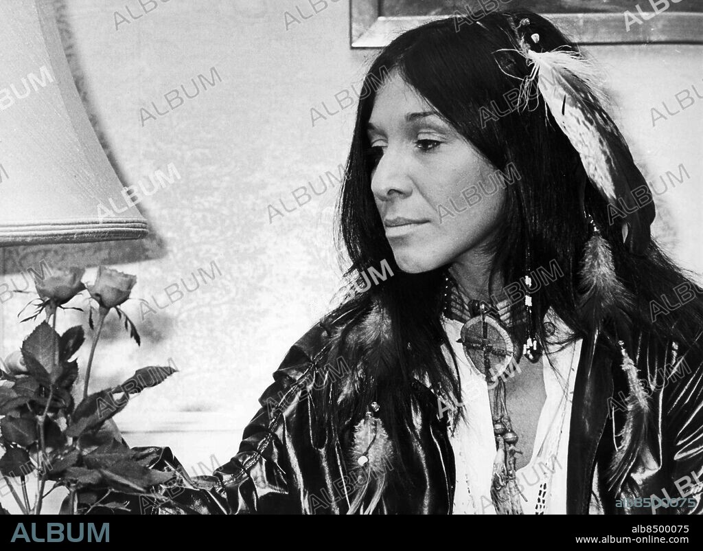 GÖTEBORG 1980-03-14.. Buffy Sainte-Marie - kanadensisk sångerska med indianskt ursprung. Hon tillhörde indianstammen Cree, men blev adopterad som liten och växte upp i Massachusetts, USA - känd för sina sånger om den amerikanska ursprungsbefolkningen. *** Local Caption *** GP Foto: Harry Nicolaisen / Kamerareportage / TT / Kod: 2524.
