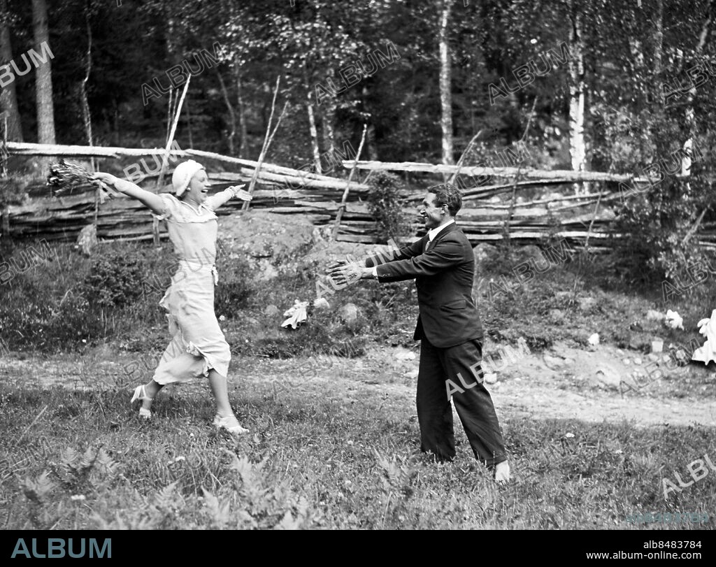 ARKIV 1930 . Greve Douglas Hamilton har landat med sitt segelflygplan och hälsas välkommen av sin maka.. Foto: TT / Kod 1900.