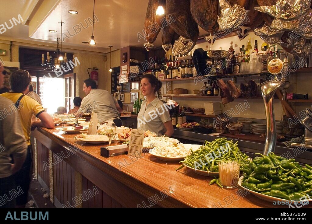 Donostia / San Sebastian; bar "La Viña" en la calle 31 de agosto / Casco Viejo; barra con tapas.