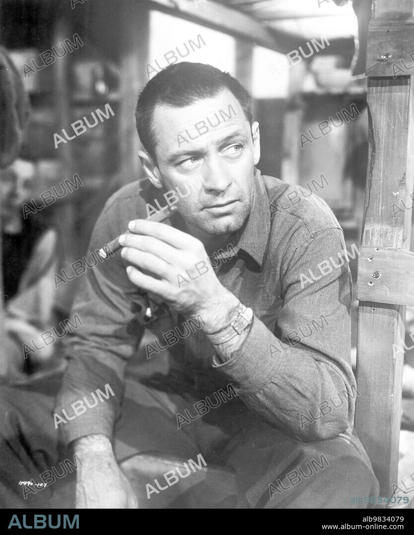 WILLIAM HOLDEN en TRAIDOR EN EL INFIERNO, 1953 (STALAG 17), dirigida por BILLY WILDER. Copyright PARAMOUNT PICTURES.
