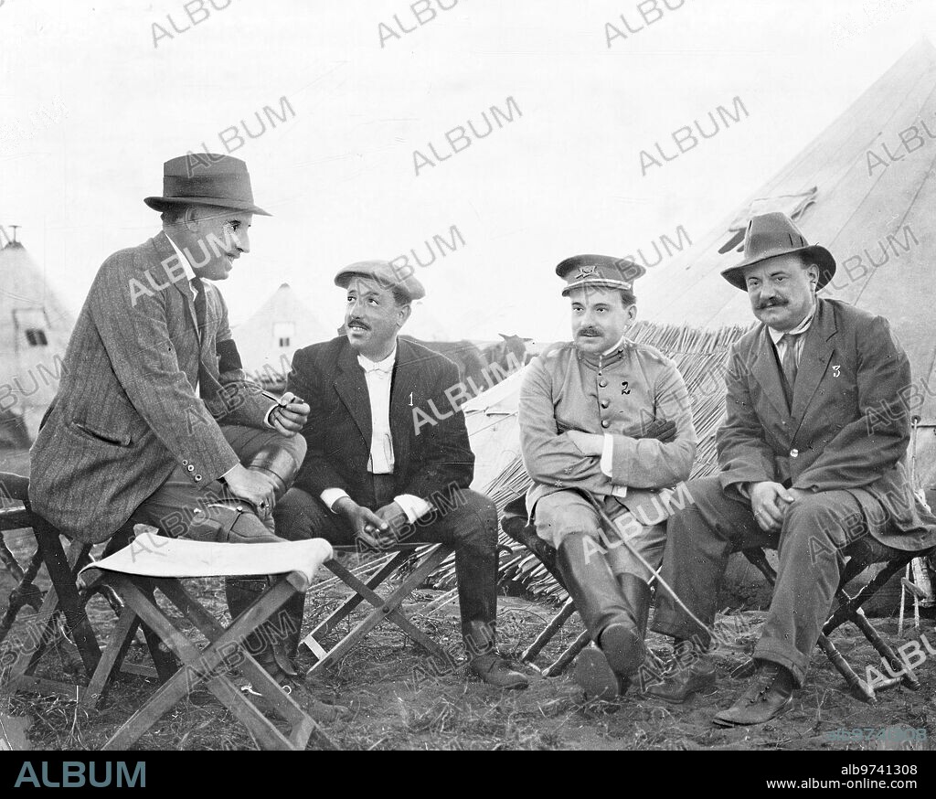Abril 1912. Con motivo de la sublevación de Fez. El médico del sultán Muley Hafid, D. Francisco Belenguer (1), A quien un rumor absurdo Atribuía Determinada intervención en los Sucesos, acompañado del teniente instructor del tabor de Larache, Sr. Cases (2), del dentista del Sultan, Sr. Berenguer (3) y del ingeniero español en Tanger (4), en un descanso de su viaje A Fez.