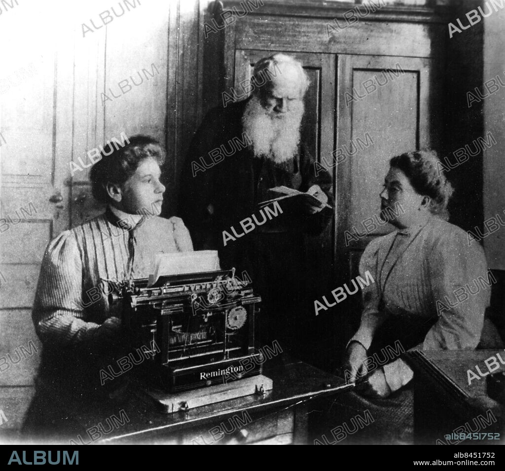 Orig. bildtext... L.N. TOLSTOJ On the 20.XI.1910 died L.N. Tolstoj, a great man in the Russian classical literature. Picture shows: L.N. Tolstoj dicating his daughter as she is writing on one of the earliest typewriters. Anm. L Tolstoj, 1828-1910, rysk frfattare. Leo Sophia Tolstaya Remington Trio Sekelskifte persons: SOFIA TOLSTOJ;LEV TOLSTOJ sites: RYSSLAND.