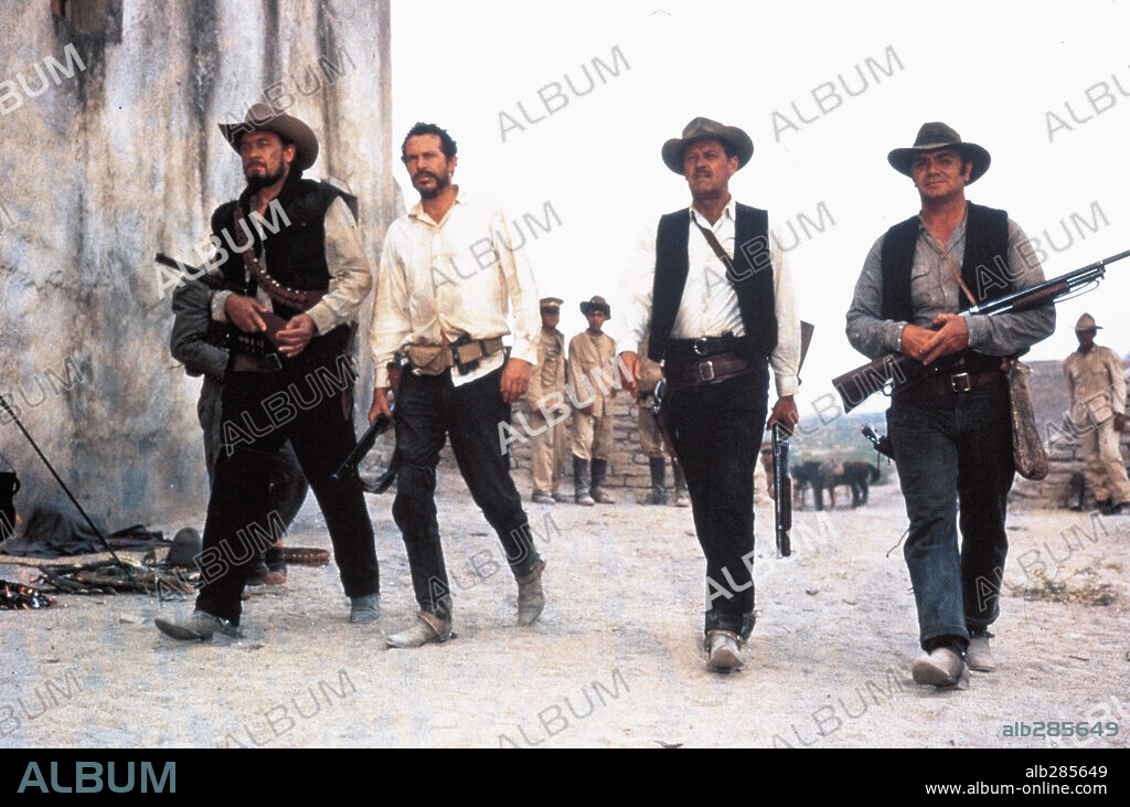 ERNEST BORGNINE, WARREN OATES y WILLIAM HOLDEN en GRUPO SALVAJE, 1969 (THE WILD BUNCH), dirigida por SAM PECKINPAH. Copyright WARNER BROS/SEVEN ARTS.