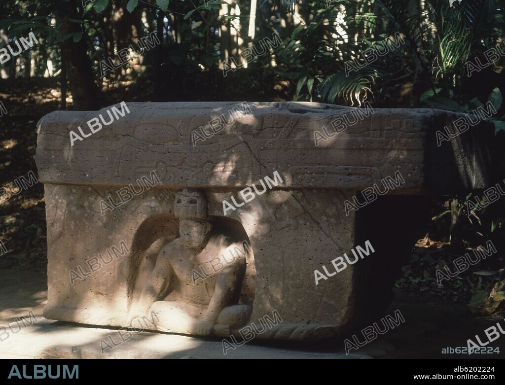 ALTAR DE PIEDRA CON NICHO AL FRENTE-ARTE OLMECA.