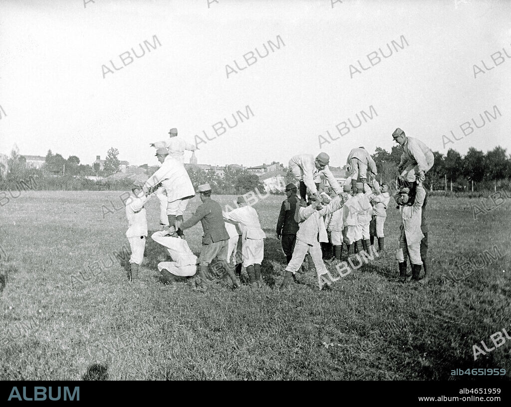 Exercice de gymnastique pour les soldats pendant la premiere guerre mondiale. Credit: Coll. Fauveau/ KHARBINE-TAPABOR.