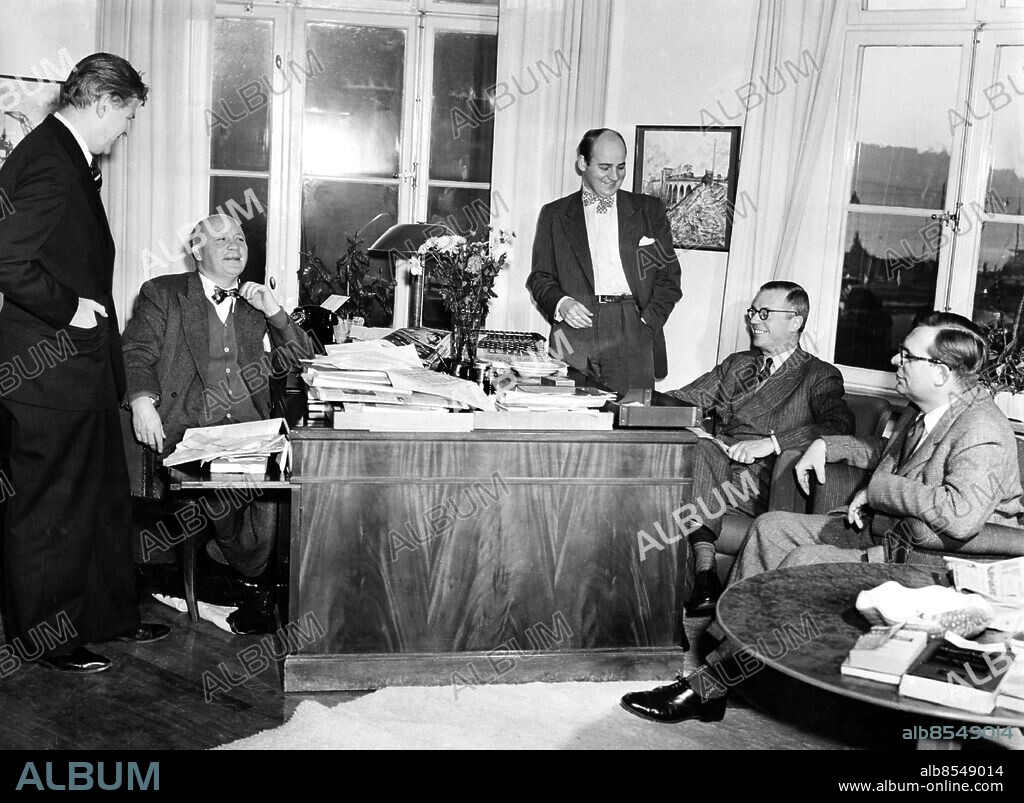 ARKIV STOCKHOLM 1953-12-11. Dagens nyheters redaktion, fr v Ulf Brandell, Herbert Tingsten, chefredaktör, Kurt Samuelsson, Leif Kihlberg och Sven Erik Larsson. Foto: Dagens Nyheter / SCANPIX / Kod: 192. ** SVD OUT **.