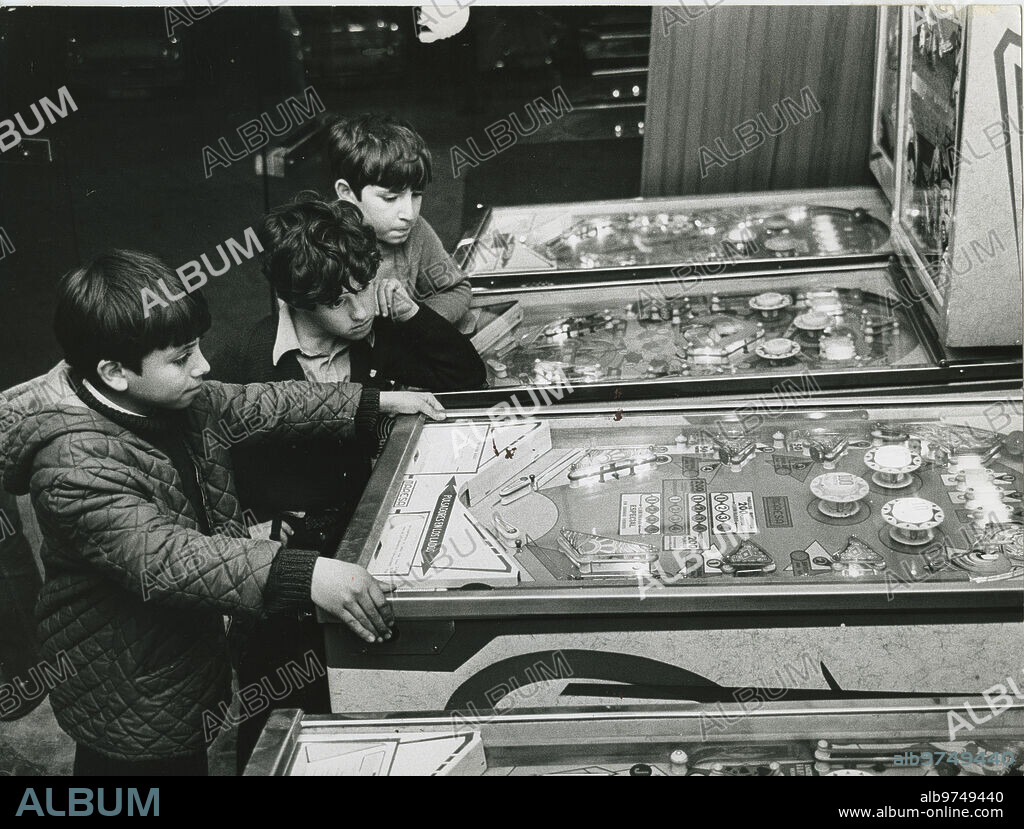 Madrid, enero de 1973. Niños jugando a una máquina de pinball.