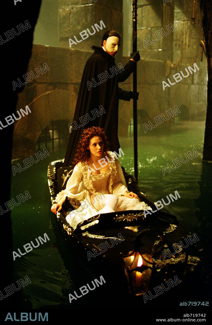 EMMY ROSSUM and GERARD BUTLER in THE PHANTOM OF THE OPERA, 2004, directed by JOEL SCHUMACHER. Copyright WARNER BROS. PICTURES / BAILEY, ALEX.