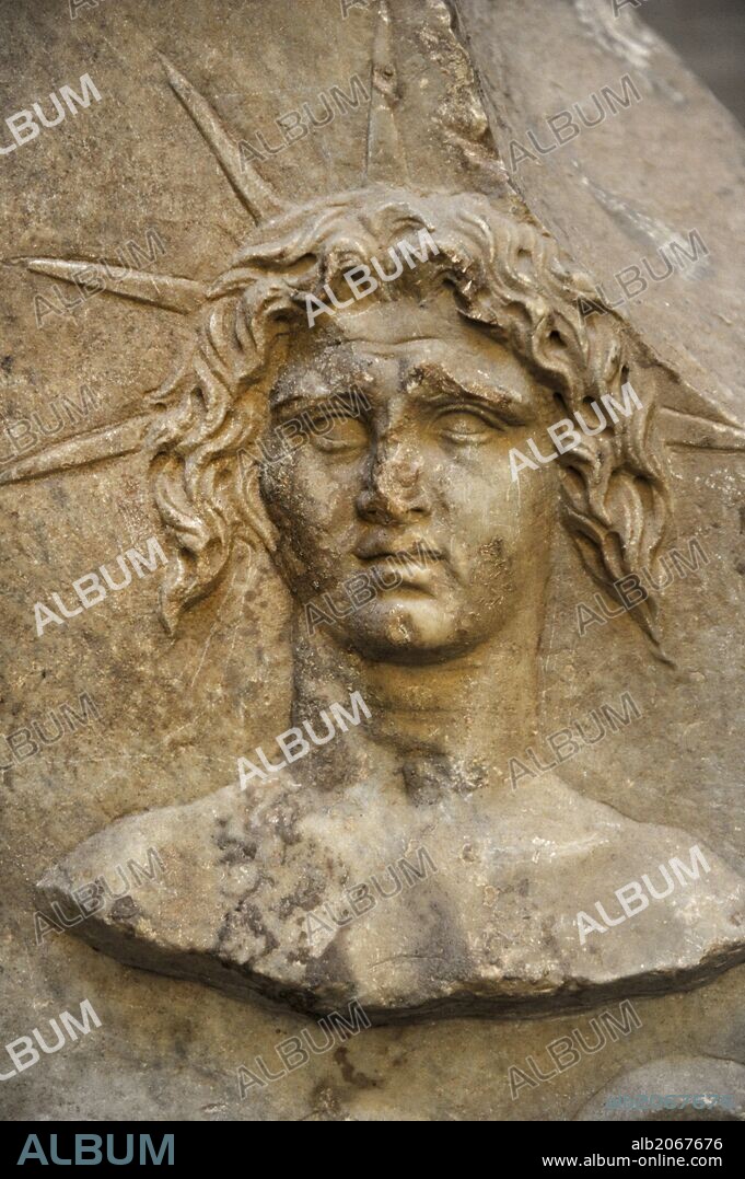 ARTE ROMANO. Altar del sol, el dios sol. La inscripción da una fecha (87 AD) y el nombre de dedicante, el esclavo Euporianus Abascantus. Glyptothek. Munich. Alemania. Europa.