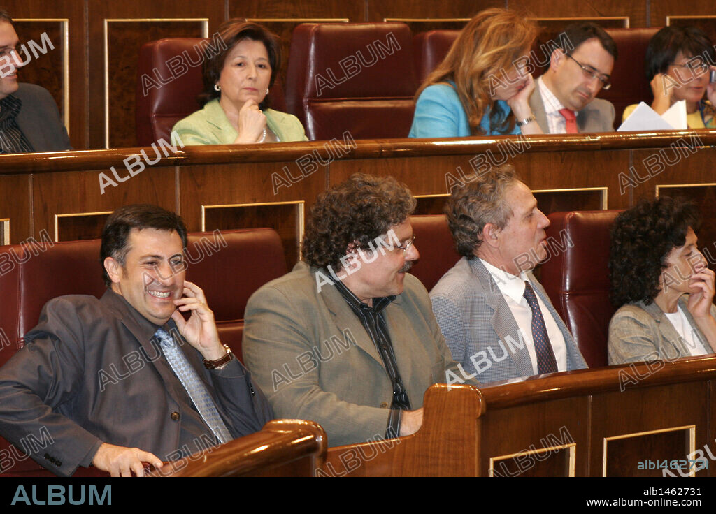 De izquierda a derecha: JOAN PUIGCERCOS (1966) y JOAN TARDA I COMA. Políticos españoles de ideología independentista catalana, pertenecientes al partido "Esquerra Republicana de Catalunya". Interior del Congreso de los Diputados durante una sesión de conrol al gobierno. 2005. Madrid. España.