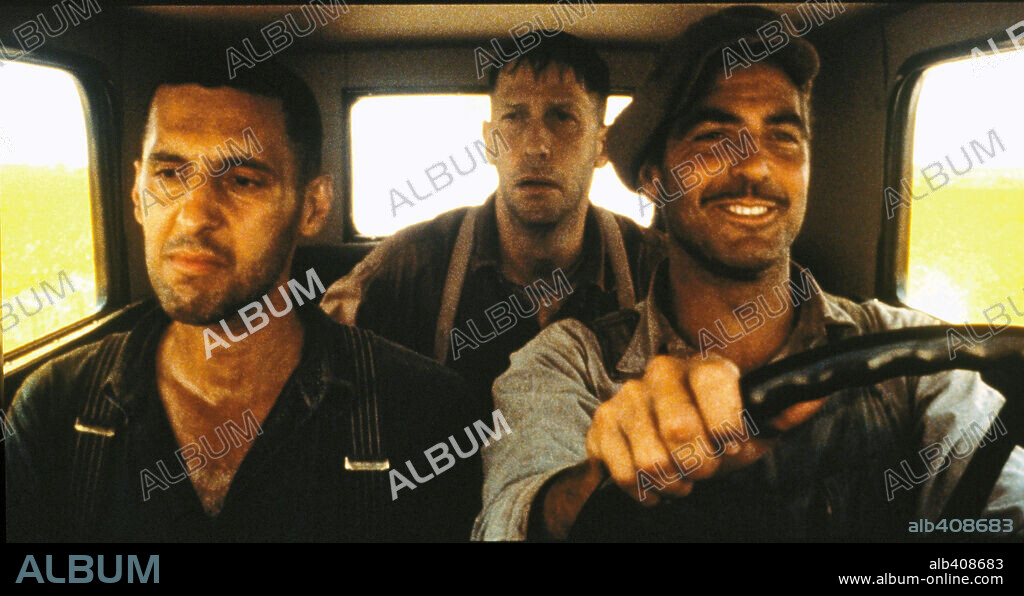 GEORGE CLOONEY, JOHN TURTURRO y TIM BLAKE NELSON en O BROTHER!, 2000 (O BROTHER, WHERE ART THOU?), dirigida por ETHAN COEN y JOEL COEN. Copyright UNIVERSAL/TOUCHSTONE/ BUENA VISTA/WORKING TITLE.
