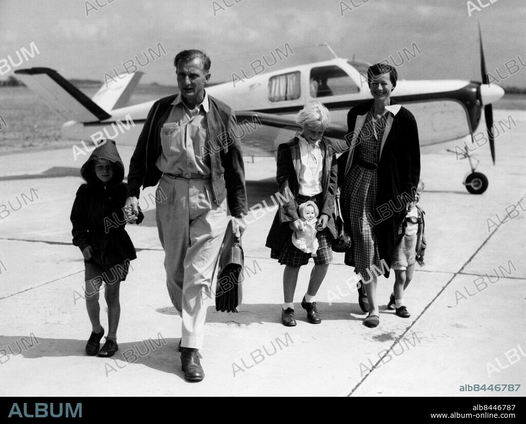 ARKIV MALMÖ 19560726.. Greven och flygaren Carl Gustaf von Rosen återvänder med sin familj till Sverige efter att ha varit bosatt i Etiopien. Här lämnar de sitt lilla flygplan vid ankomsten till Malmö. Från vänster ses sonen Erik, 6 år, greve Carl Gustaf von Rosen, dottern Astrid, 11 år, fru Gunnborg och yngste sonen Karl, 3 år.. Foto: Lars Malmlund / AB Text & Bilder / SVT / Kod: 5600. Mapp: Rosen, Carl Gustaf von. Hand i hand.